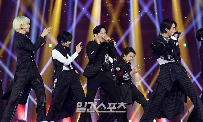 2025 코리아 그랜드 뮤직 어워즈 with iM뱅크’(2025 KGMA) 첫날 아티스트데이가 14일 오후 인천 영종도 인스파이어 아레나에서 펼쳐졌다. 에이티즈가 멋진 무대를 꾸미고 있다. KGMA는 한 해 동안 국내외 팬들에게 많은 사랑을 받은 K팝 아티스트와 작품들을 조명해 차별화된 콘텐츠를 선보이는 K팝 축제다. 올해는 KGMA 조직위원회와 크리에이터링, 디오디가 공동 주관하며, 인천광역시와 인천관광공사가 후원한다. 타이틀 스폰서로는 iM뱅크가 함께한다. 2025 KGMA는 KT ENA가 주관 방송사로 참여하며, 틱톡라이브를 통해 일본, 중국을 제외한 국내 및 글로벌에 생중계된다. 일본에서는 훌루 재팬을 통해 실시간으로 볼 수 있다. 영종도(인천)=KGMA특별취재단/2025.11.14./