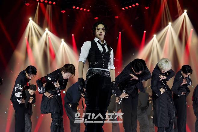 2025 코리아 그랜드 뮤직 어워즈 with iM뱅크’(2025 KGMA) 첫날 아티스트데이가 14일 오후 인천 영종도 인스파이어 아레나에서 펼쳐졌다. 에이티즈가 멋진 무대를 꾸미고 있다. KGMA는 한 해 동안 국내외 팬들에게 많은 사랑을 받은 K팝 아티스트와 작품들을 조명해 차별화된 콘텐츠를 선보이는 K팝 축제다. 올해는 KGMA 조직위원회와 크리에이터링, 디오디가 공동 주관하며, 인천광역시와 인천관광공사가 후원한다. 타이틀 스폰서로는 iM뱅크가 함께한다. 2025 KGMA는 KT ENA가 주관 방송사로 참여하며, 틱톡라이브를 통해 일본, 중국을 제외한 국내 및 글로벌에 생중계된다. 일본에서는 훌루 재팬을 통해 실시간으로 볼 수 있다. 영종도(인천)=KGMA특별취재단/2025.11.14./