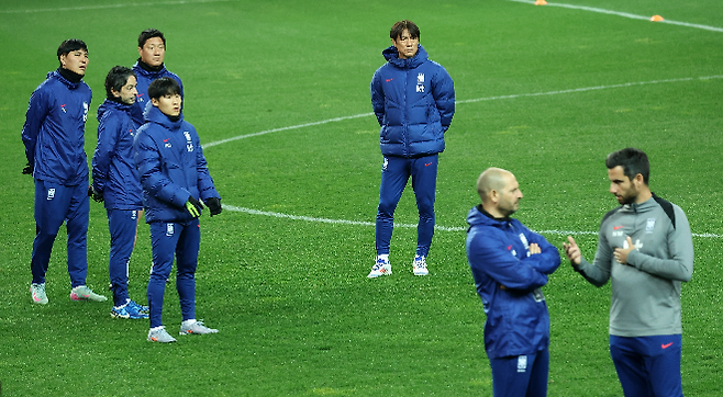 축구 국가대표팀 홍명보 감독을 비롯한 코치진이 A매치를 하루 앞둔 13일 오후 대전월드컵경기장에서 훈련하는 선수들을 바라보고 있다. 사진=연합뉴스 제공