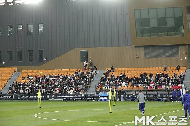 오픈 트레이닝 행사에 참여한 팬들. 사진=이근승 기자
