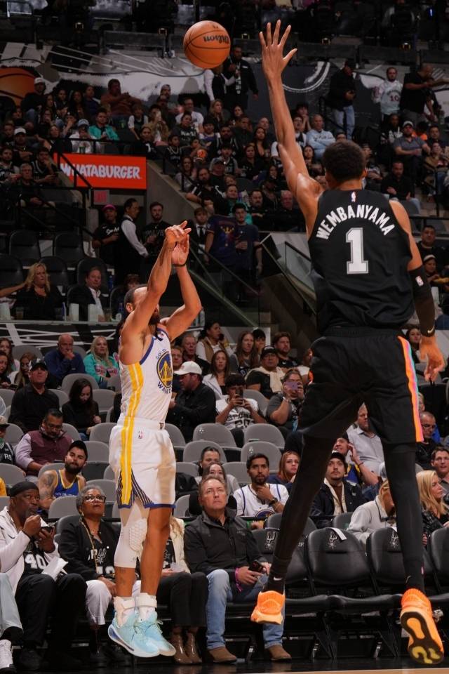 188cm의 커리가 224cm의 신장, 244cm의 윙스팬을 자랑하는 웸반야마를 뚫는 건 쉽지 않은 일이다. 그러나 커리는 웸반야마를 상대로 도망치지 않았고 어떻게든 공략하려는 도전 정신을 보였다. 사진=X