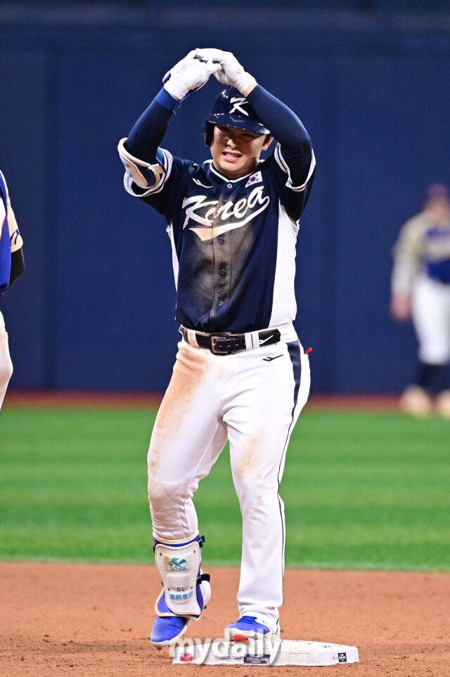 9일 오후 서울 구로구 고척스카이돔에서 진행된 '2025 NAVER K-BASEBALL SERIES' 대한민국-체코와의 평가전 경기. 대한민국 문현빈이 9회초 2루타를 때린 뒤 기뻐하고 있다./마이데일리