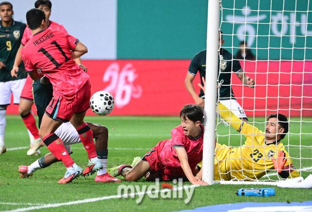 2025년 11월 14일 오후 대전월드컵경기장에서 대한민국과 볼리비아의 친선경기가 열렸다.이재성이 헤더를 시도한 뒤 아쉬워하고 있다./대전월드컵경기장=유진형 기자