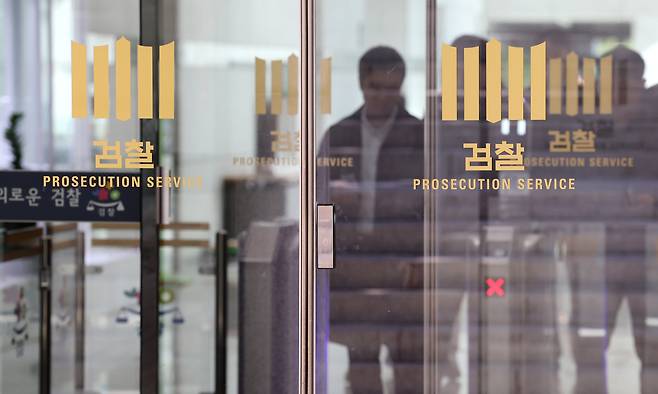 검찰이 대장동 사건 1심 재판 결과에 항소하지 않은 일을 두고, 고위 검사들이 노만석 검찰총장 권한대행에게 설명을 요구하는 의견문을 지난 10일 냈다. 언론은 이날 대검찰청 모습을 전하며 항소 포기, 검찰 독립, 장관 외압 같은 표현을 썼다. (출처:연합)