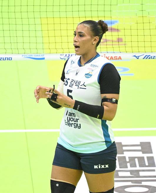 호흡 불편 호소하며 마스크 벗는 실바