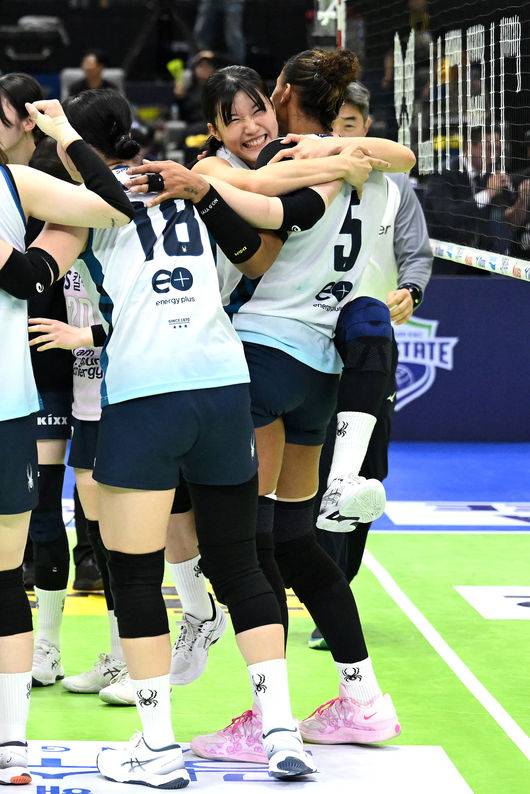 경기 후 와락 안긴 오세연,'실바 덕분에 승리했어'