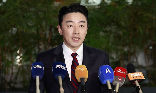 전략경제협력특사로 임명된 강훈식 대통령 비서실장이 13일 인천국제공항을 통해 아랍에미리트(UAE)로 출국에 앞서 인사말을 하고 있다. 뉴시스