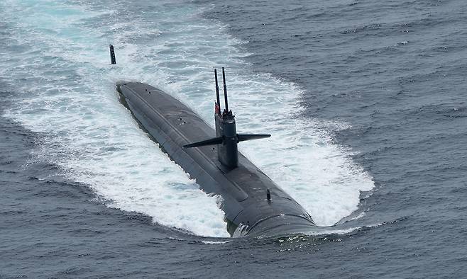 미 해군 LA급 원자력추진잠수함이 수면 위로 항해하고 있다. 세계일보 자료사진