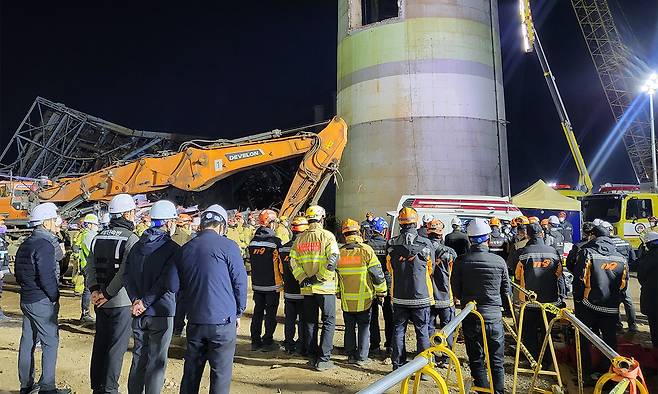 14일 울산화력발전소 붕괴 현장에서 마지막 매몰자를 수습하고 병원으로 이송하기 앞서 모든 현장 관계자들이 도열해 고인에 대한 예를 갖추고 있다. 뉴스1
