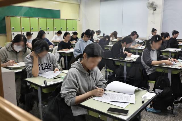 2026학년도 대학수학능력시험이 치러진 13일 오전 광진구 광남고에 마련된 서울시교육청 제20시험지구 제3시험장에 입실을 완료한 수험생들이 막바지 점검을 하고 있다. 사진공동취재단