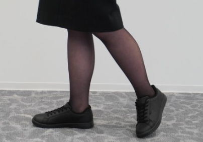 운동화 착용한 일본항공(JAL) 직원들의 모습. 사진=일본항공 보도자료