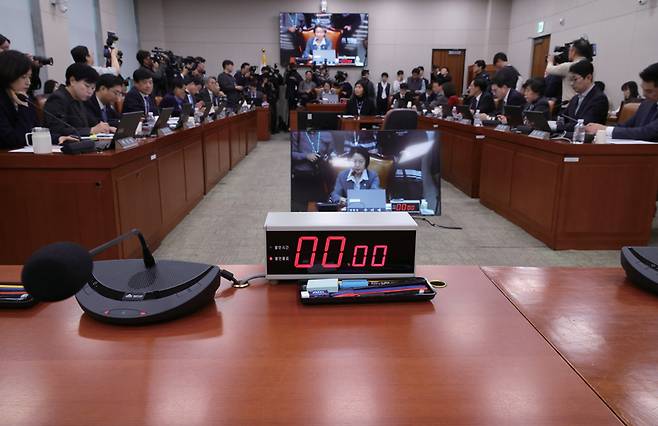 11월11일 서울 여의도 국회에서 열린 법제사법위원회 전체회의에서 국민의힘이 요구한 정성호 법무부 장관이 불출석한 가운데 대장동 사건 항소 포기 관련 의사진행 발언이 이어지고 있다. ⓒ시사저널 박은숙