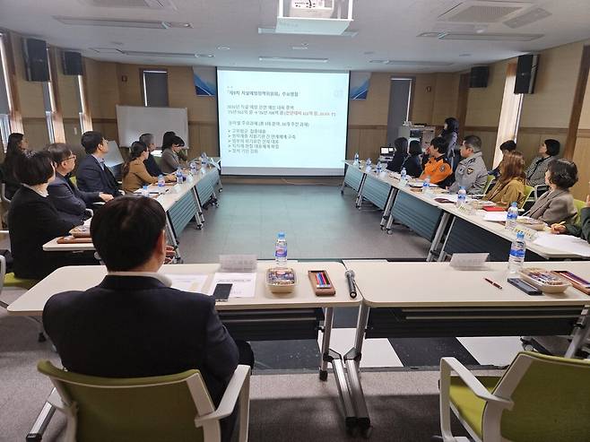 구미시 '2025년 자살예방협의체 간담회'에서 관계자들이 협력 방안을 논의하고 있다. ⓒ구미시 제공