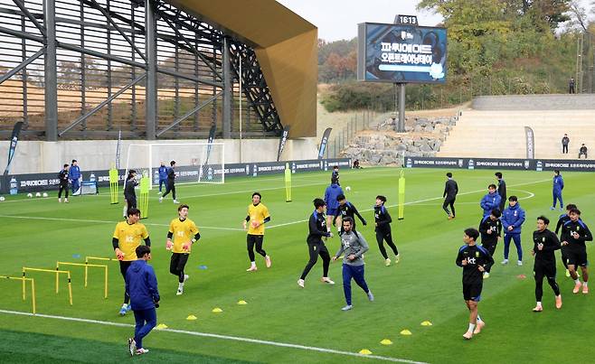 축구국가대표팀은 올해 9월 개관한 충남 천안 소재 축구센터를 거점으로 삼았지만 11월 소집 기간 이곳에 머무른 시간은 사흘이 채 안 됐다. 소집 기간 센터를 최대한 활용할 수 있는 방안을 찾아야 한다. 사진은 11일 소집 훈련 당시 축구센터에서 훈련하는 선수들. 천안│뉴시스