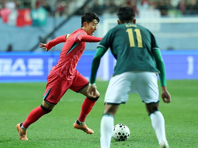 축구대표팀 주장 손흥민(왼쪽)이 14일 대전월드컵경기장에서 열린 볼리비아와 평가전에서 상대 선수를 바라보며 슛을 시도하고 있다. 대전|뉴시스