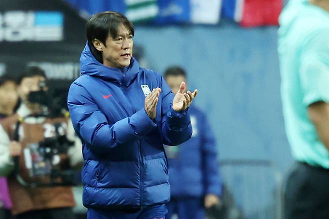 축구대표팀 홍명보 감독이 14일 대전월드컵경기장에서 열린 볼리비아 평가전 도중 선수들에게 작전 지시를 하고 있다. 대전|뉴시스