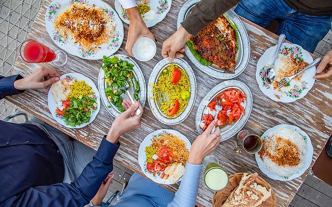 향신료와 허브가 어우러진 깊은 풍미로 아랍의 정취를 담은 에미라티 요리. 사진출처|VisitDubai
