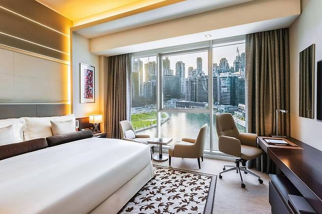 두바이 운하가 내려다보이는 호텔 르네상스 비즈니스 베이 객실. 사진제공|팜투어