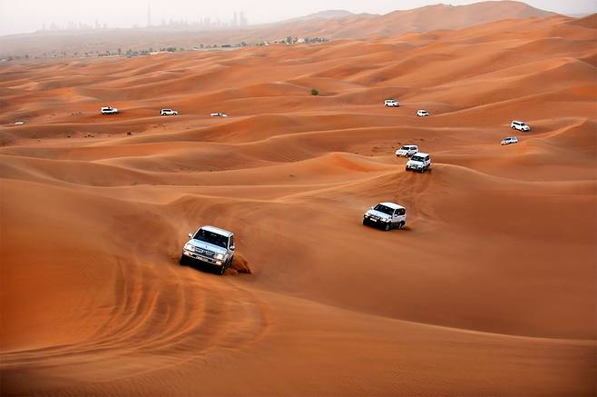 사막 사파리와 전통 베두인 문화 체험이 어우러지는 두바이 사막 투어사진제공|팜투어