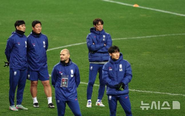 볼리비아와 평가전을 앞둔 대한민국 축구대표팀 홍명보 감독이 13일 대전 월드컵경기장에서 공식 훈련을 지도하고 있다. /사진=뉴시스