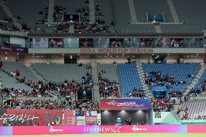 한국 축구 국가대표팀이 지난달 14일 서울월드컵경기장에서 파라과이 대표팀과 친선경기를 벌였다. 구장 곳곳이 비어 을씨년스러운 풍경을 보이고 있다. /사진=김진경 대기자