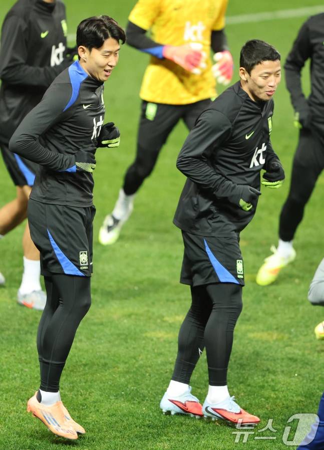 축구 국가대표팀 손흥민과 황희찬이 13일 대전 유성구 대전월드컵경기장에서 볼리비아 국가대표팀과 친선경기를 앞두고 훈련을 하고 있다./사진=뉴스1