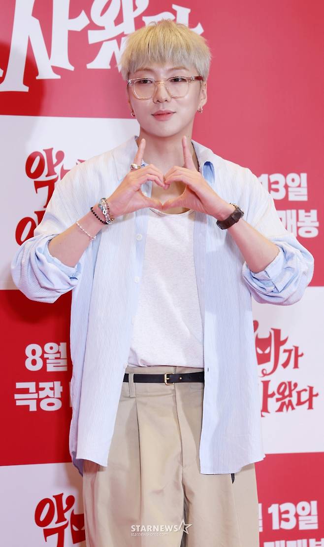 가수 강승윤이 7일 서울 용산구 CGV용산아이파크몰에서 열린 영화 '악마가 이사왔다'(감독 이상근) VIP 시사회에 참석해 포즈를 취하고 있다. /2025.08.07 /사진=김휘선 hwijpg@