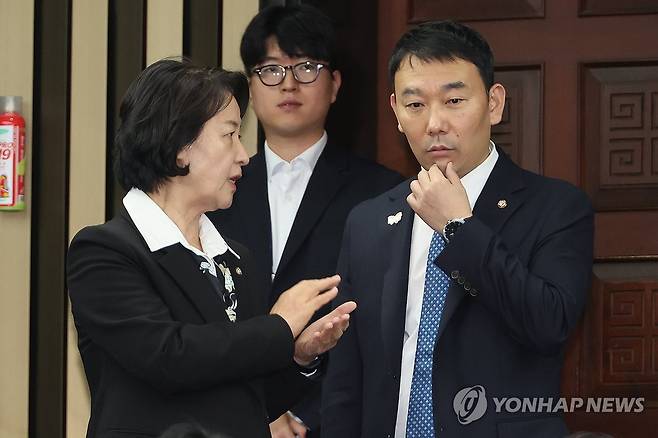대화하는 추미애·김용민 의원 (서울=연합뉴스) 김주성 기자 = 더불어민주당 소속 국회 법제사법위원장인 추미애 의원과 간사인 김용민 의원이 26일 서울 여의도 국회에서 의원총회에서 대화하고 있다. 2025.10.26 utzza@yna.co.kr