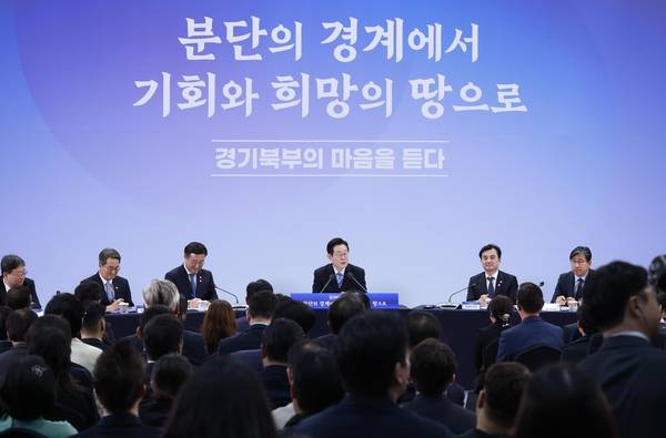 이재명 대통령이 14일 경기 파주시 라이브러리스테이 지지향에서 열린 ‘경기 북부의 마음을 듣다’ 타운홀 미팅 간담회에서 발언하고 있다. 2025.11.14 /대통령실통신사진기자단