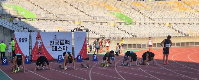 15일 화성종합경기타운 주경기장서 남자 30대부 선수들이 경기를 준비하고 있다. 이건우기자
