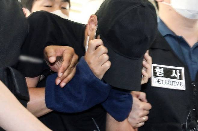 서울 마포구 동교동의 한 오피스텔에서 전 직장 동료를 살해하고 도주한 혐의를 받는 남성 A씨(41)가 지난 7월18일 마포구 서울서부지법에서 열린 구속 전 피의자 심문(영장실질심사)에 출석하고 있다.(사진=뉴시스)