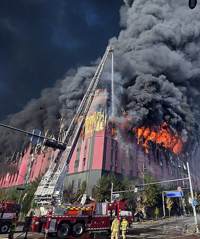 15일 오전 충남 천안 동남구 이랜드패션 물류센터에서 화재가 발생해 검은 연기와 함께 화염이 치솟고 있다. 소방 당국은 대응 2단계로 격상해 화재를 진화 중이다. 2025.11.15/뉴스1 ⓒ News1 이시우 기자