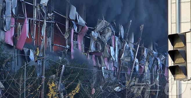 15일 오전 충남 천안 동남구 이랜드패션 물류센터에서 화재가 발생한 가운데 건물 자재 일부가 무너져 있다. 소방 당국은 대응 2단계로 격상해 화재를 진화 중이다. 2025.11.15/뉴스1 ⓒ News1 이시우 기자