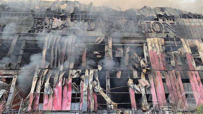 15일 충남 천안 동남구 이랜드패션 물류센터에서 발생한 화재로 건물 외장재가 떨어지고, 외벽이 검게 탔다. 소방 당국은 9시간만에 큰불을 잡았지만 대응 2단계를 유지한 채 화재를 계속 진압 중이다. 2025.11.15/뉴스1 ⓒ News1 이시우 기자