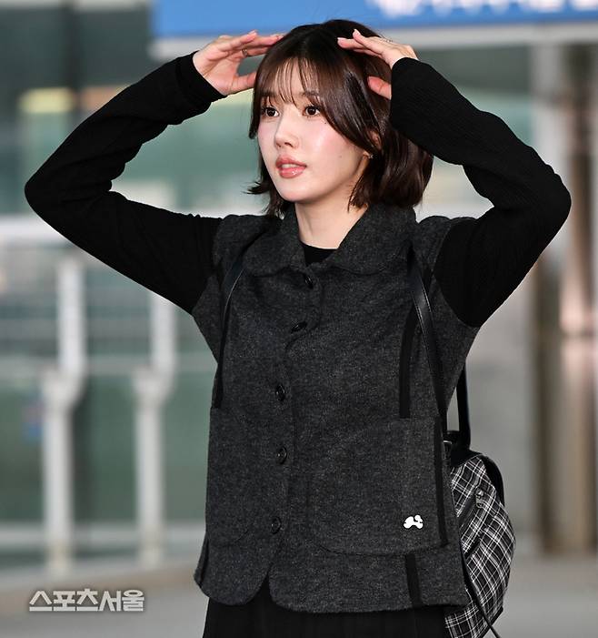 권은비가 공항에 마중나온 팬들을 향해 귀여운 모습으로 인사하고 있다. 이주상기자 rainbow@sportsseoul.com