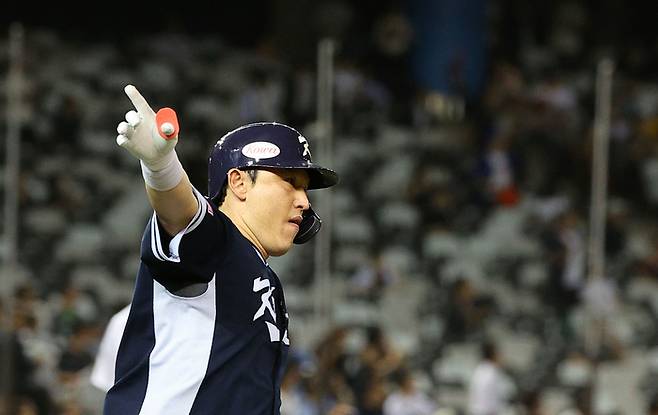 야구대표팀 박동원이 대만 타이베이돔에서 열린 2024 세계야구소프트볼연맹(WBSC) 프리미어12 B조 조별리그 일본과 경기에서 솔로포를 때린 후 그라운드를 돌고 있다. 사진 | 타이베이=연합뉴스