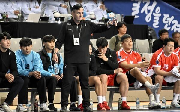 SK호크스 누노 타바레스 감독이 지시를 하고 있다. /사진=한국핸드볼연맹