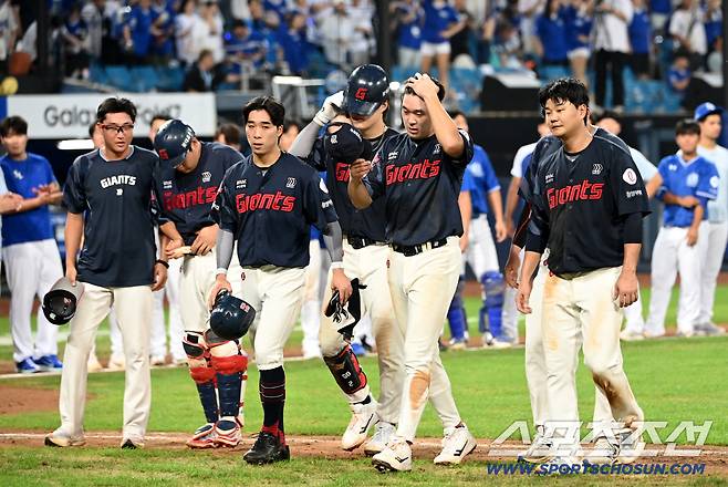 16일 대구삼성라이온즈파크에서 열린 롯데와 삼성의 경기, 삼성이 7대5로 승리했다. 패배에 아쉬워하는 롯데 선수들의 모습. 대구=허상욱 기자wook@sportschosun.com/2025.09.16/