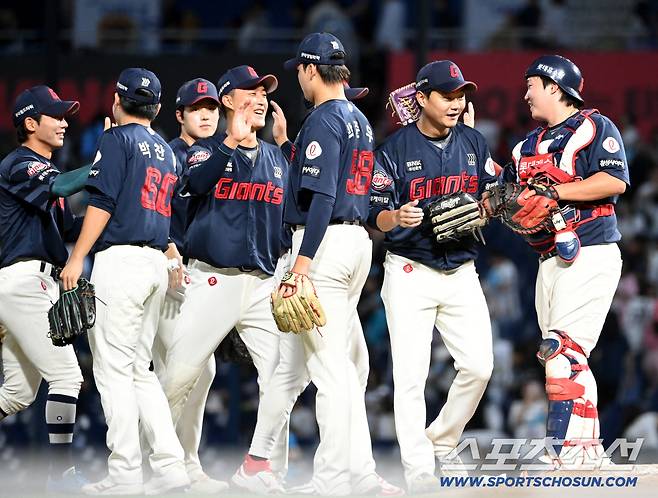 19일 창원NC파크에서 열린 롯데와 NC의 경기,롯데가 18대2로 승리했다. 승리의 기쁨을 나누는 롯데 선수들의 모습. 창원=허상욱 기자wook@sportschosun.com/2025.09.19/