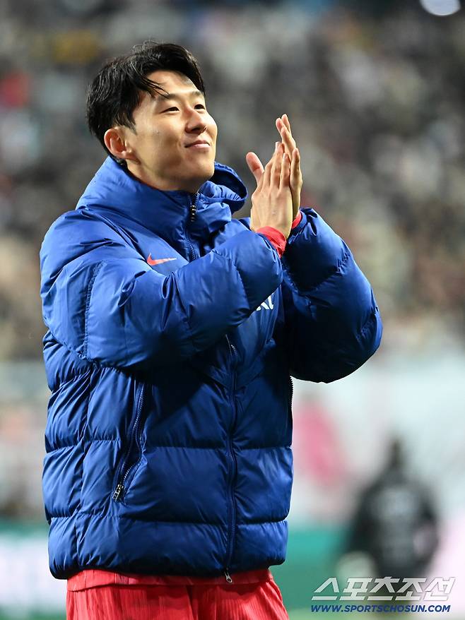 14일 대전월드컵경기장에서 열린 대한민국과 볼리비아의 A매치 평가전. 대한민국이 2대0으로 승리했다. 손흥민이 팬들에게 인사하고 있다. 대전=허상욱 기자wook@sportschosun.com/2025.11.14/