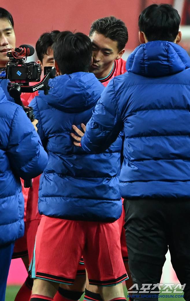 14일 대전월드컵경기장에서 열린 대한민국과 볼리비아의 A매치 평가전. 대한민국이 2대0으로 승리했다. 조규성이 이강인과 기쁨을 나누고 있다. 대전=허상욱 기자wook@sportschosun.com/2025.11.14/