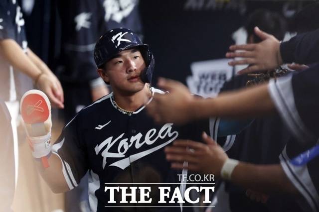 한국 대표팀의 새로운 해결사로 주목받고 있는 안현민은 15일 일본전에서 선제 2점 홈런을 날려 존재감을 확인했다. /뉴시스