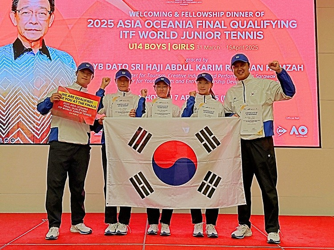 올해 월드주니어 지역 예선 우승을 차지한 U14 여자 대표팀(임준우 트레이너, 임예린, 김서현, 이예린, 임규태 감독 왼쪽부터). 대한테니스협회