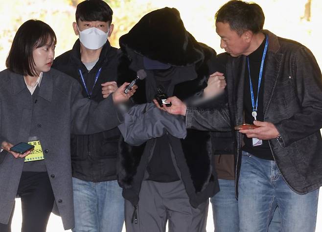 만취 상태에서 운전을 하다가 일본인 관광객 모녀를 치어 50대 어머니를 숨지게 한 30대 남성 서모씨가 5일 서올 서초구 서울중앙지방법원에서 열린 구속 전 피의자 심문(영장실질심사)에 출석하고 있다. 2025.11.05/뉴시스