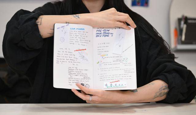 타투이스트 이섬(김남령)씨의 손님들이 남기고 간 방명록. 최주연 기자