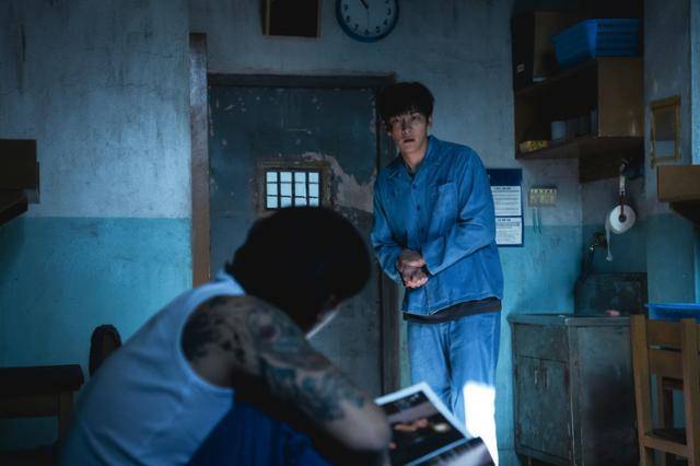 지난 5일 공개된 디즈니플러스 오리지널 시리즈 '조각도시'는 평범한 삶을 살던 태중(지창욱)이 어느 날 억울하게 흉악한 범죄에 휘말려 감옥에 가게 되고, 모든 것은 요한(도경수)에 의해 계획되었다는 것을 알게 되면서 그를 향한 복수를 실행하는 액션 드라마다. 디즈니플러스 제공