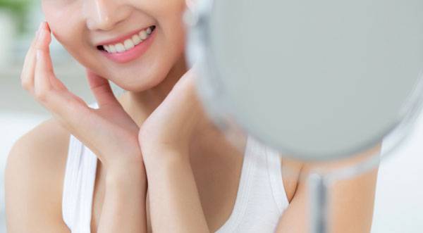 스킨케어 등으로 피부를 관리하는 것도 중요하지만, 피부 본연의 건강과 광채를 위해서는 장 건강이 핵심이라는 전문가의 조언이 나왔다./사진=게티이미지뱅크