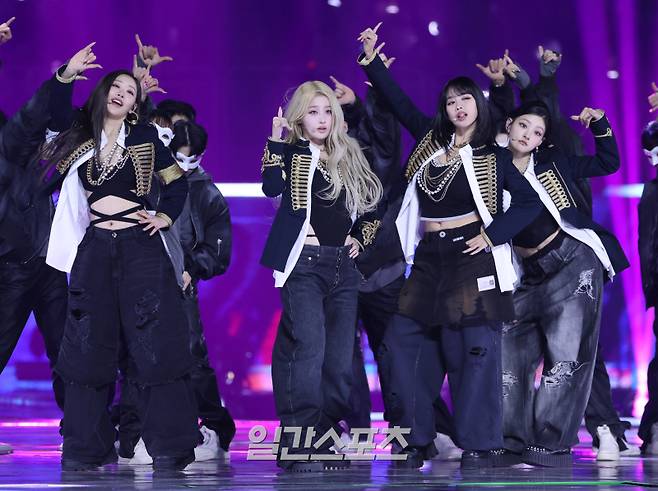 ‘2025 코리아 그랜드 뮤직 어워즈 with iM뱅크’(2025 KGMA) 둘째날 뮤직데이가 15일 오후 인천 영종도 인스파이어 아레나에서 펼쳐졌다. 그룹 키스오브라이프가 공연을 펼치고 있다. KGMA는 한 해 동안 국내외 팬들에게 많은 사랑을 받은 K팝 아티스트와 작품들을 조명해 차별화된 콘텐츠를 선보이는 K팝 축제다. 올해는 KGMA 조직위원회와 크리에이터링, 디오디가 공동 주관하며, 인천광역시와 인천관광공사가 후원한다. 타이틀 스폰서로는 iM뱅크가 함께하며, 협찬사로 피자에땅, 레이블 코퍼레이션, 할리스가 참여한다. 2025 KGMA는 KT ENA가 주관 방송사로 참여하며, 틱톡라이브를 통해 일본, 중국을 제외한 국내 및 글로벌에 생중계된다. 일본에서는 훌루 재팬을 통해 실시간으로 볼 수 있다. 영종도(인천)=KGMA특별취재단/2025.11.15./