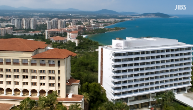 호텔 밀집 지역의 항공 전경. 외국인 수요가 커지며 숙박 시장의 무게가 이동하는 흐름을 상징적으로 보여준다. (편집 이미지)