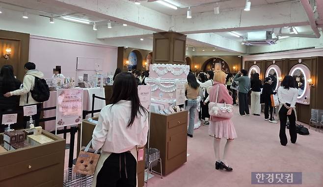 지난 2일 서울 성동구에서 진행된 플라워노즈 팝업스토어에 고객들이 몰려 있다./사진=박수림 기자